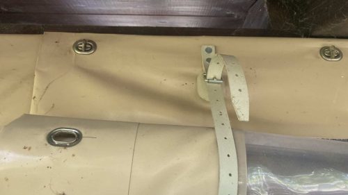 Ponyva akasztó védőbőrrel